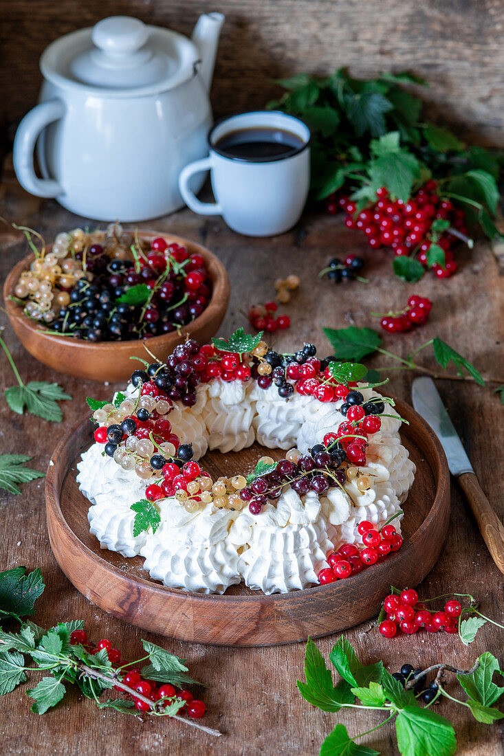 Currant meringue wreath