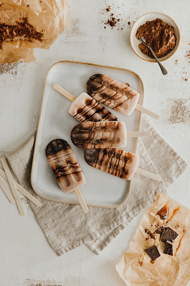 Selbstgemachtes Schokoladen-Karamell-Eis am Stiel