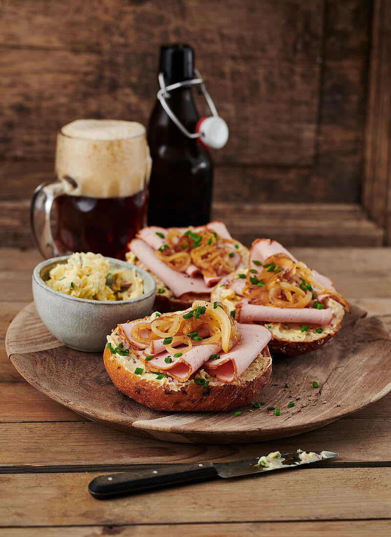 Brötchen mit Leberkäse und Schnittlauch-Zwiebel-Senfbutter