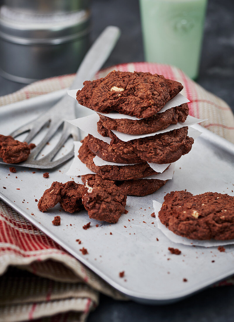 Schoko-Cookies auf Backblech