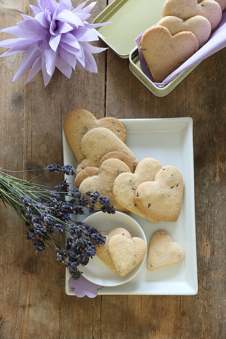 Glutenfreie Lavendel-Herzplätzchen auf Servierteller und in Keksdose