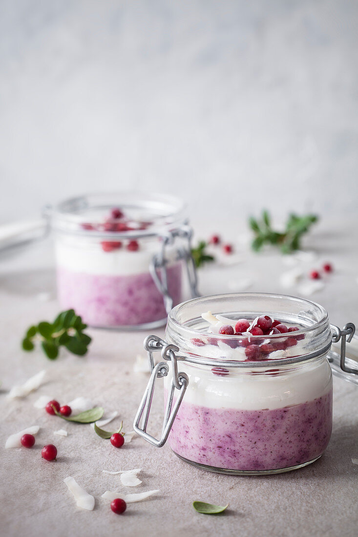 Overnight oats with lingonberries and vanilla yogurt