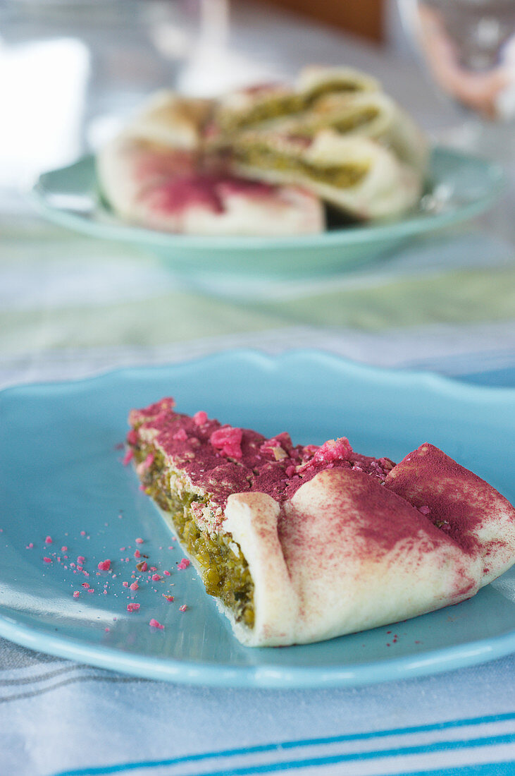 Pistazien-Galette mit Rote-Bete-Pulver