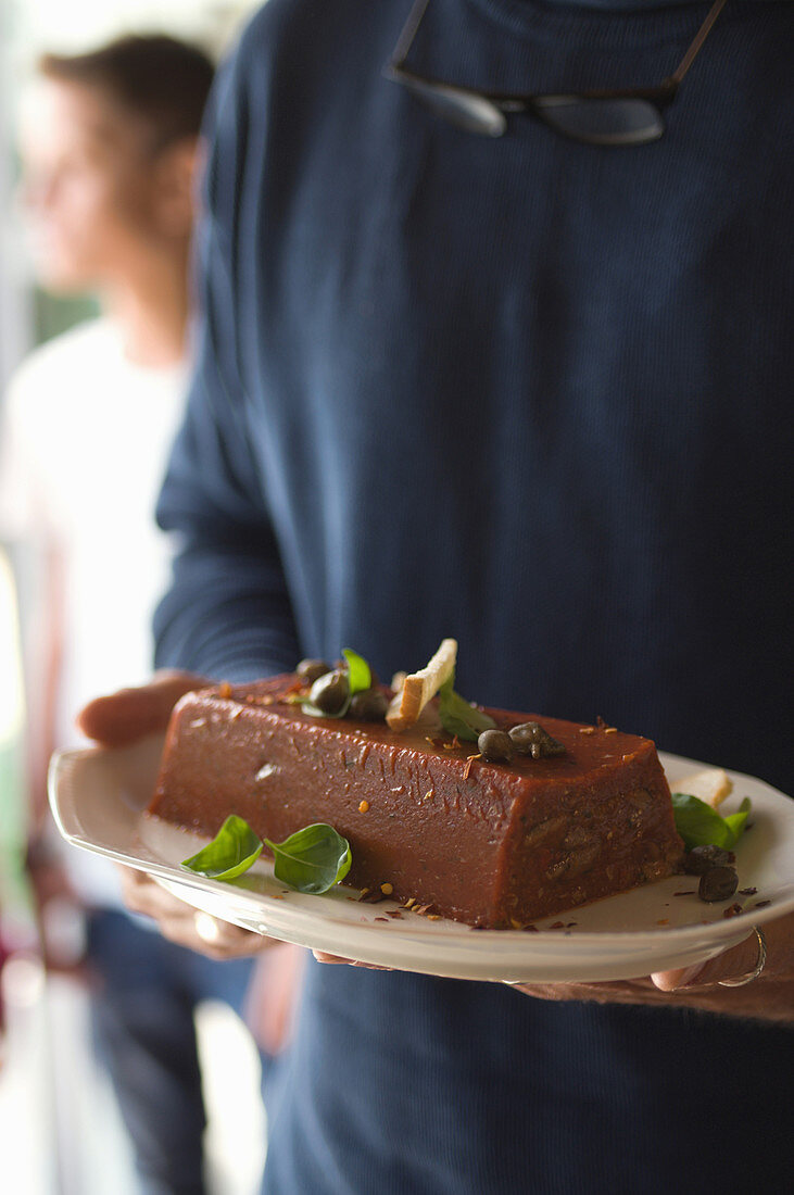 Rote Sardellen-Terrine mit Brotchips