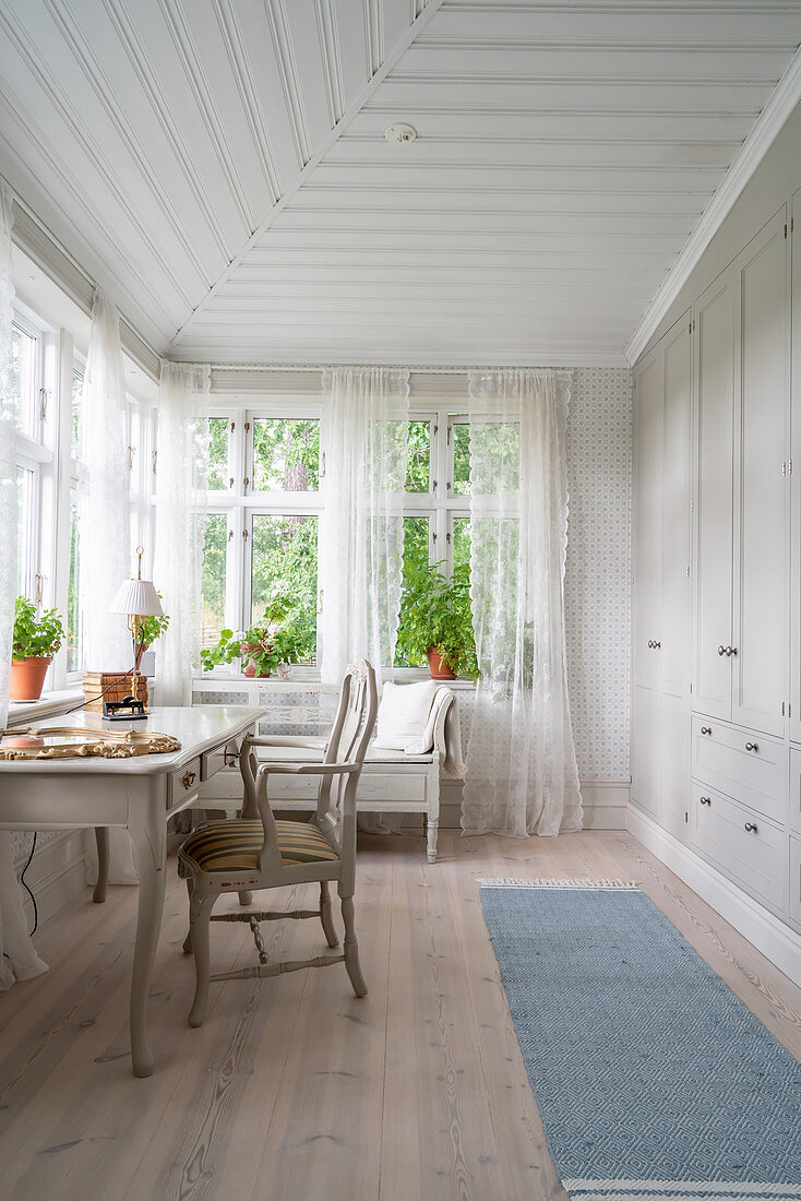 Schreibtisch an der Fensterfront und Einbauschrank im Landhausstil