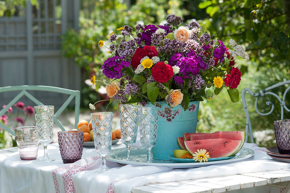 Bunter Sommerstrauß aus Rosen, Flammenblumen, Oregano, Schafgarbe und Färberkamille als Tischdeko