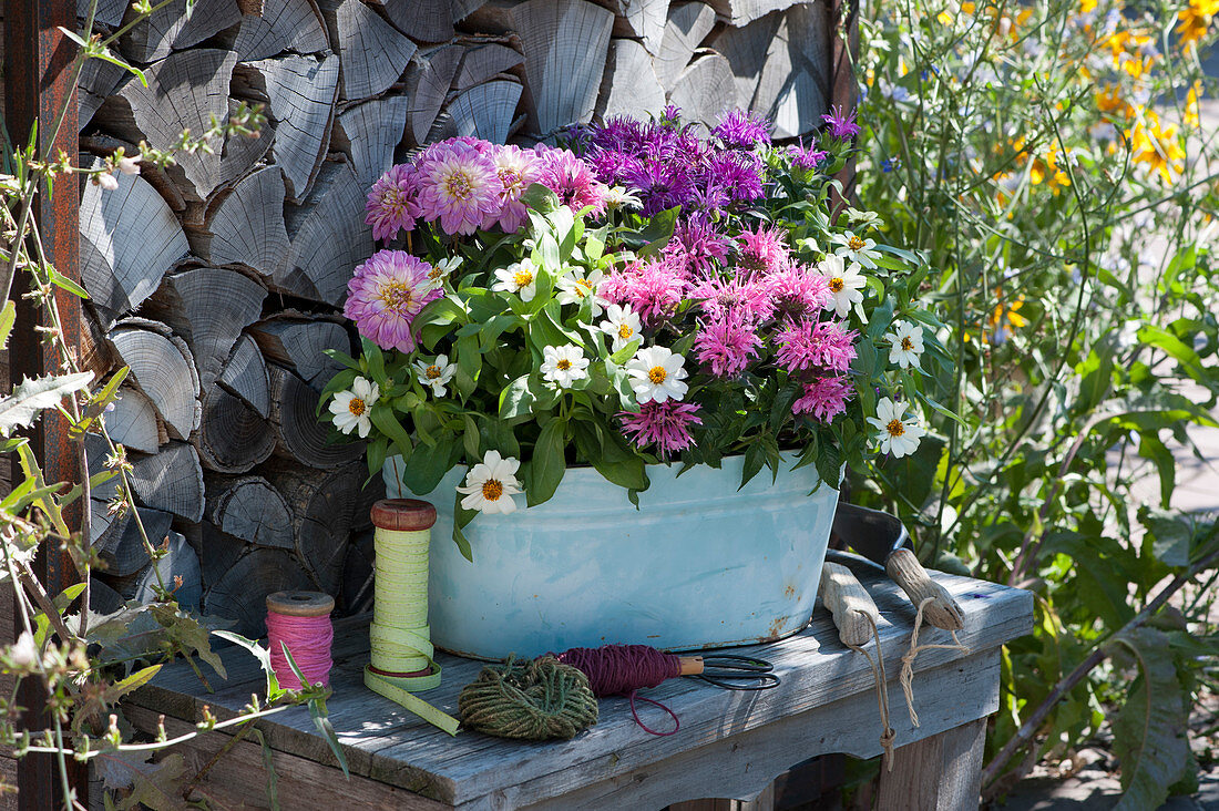 Jardiniere mit Zinnien, Dahlie und Indianernessel