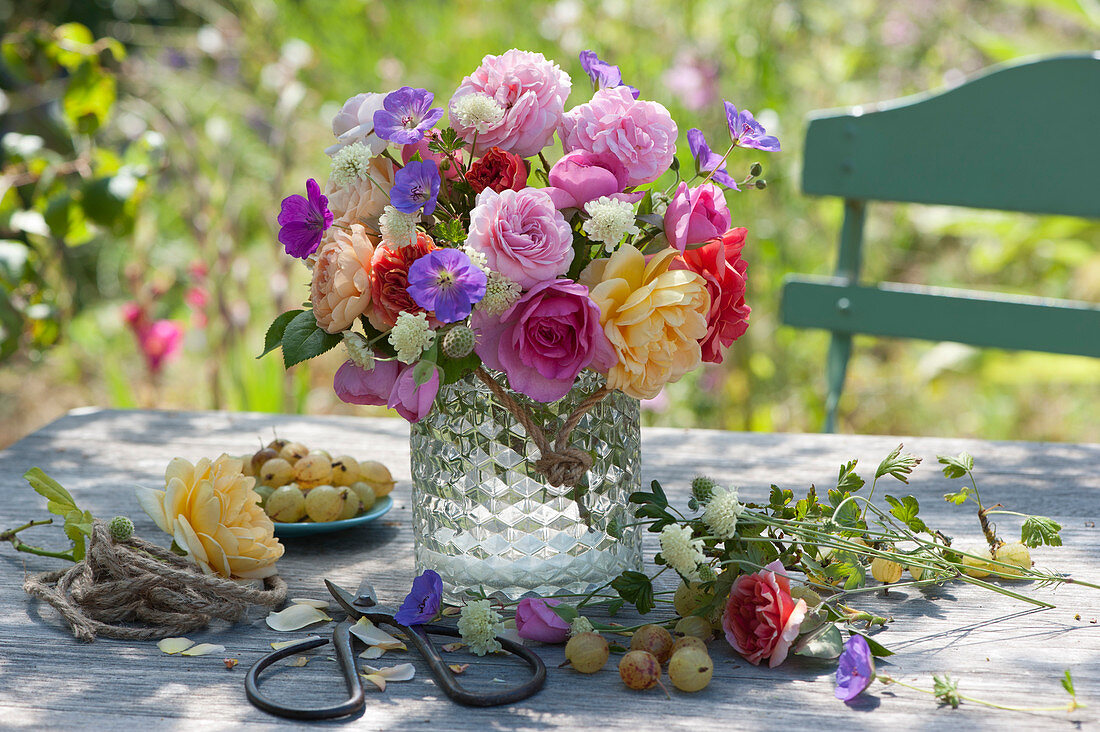 Sommerstrauß mit Rosen, Storchschnabel und Witwenblume