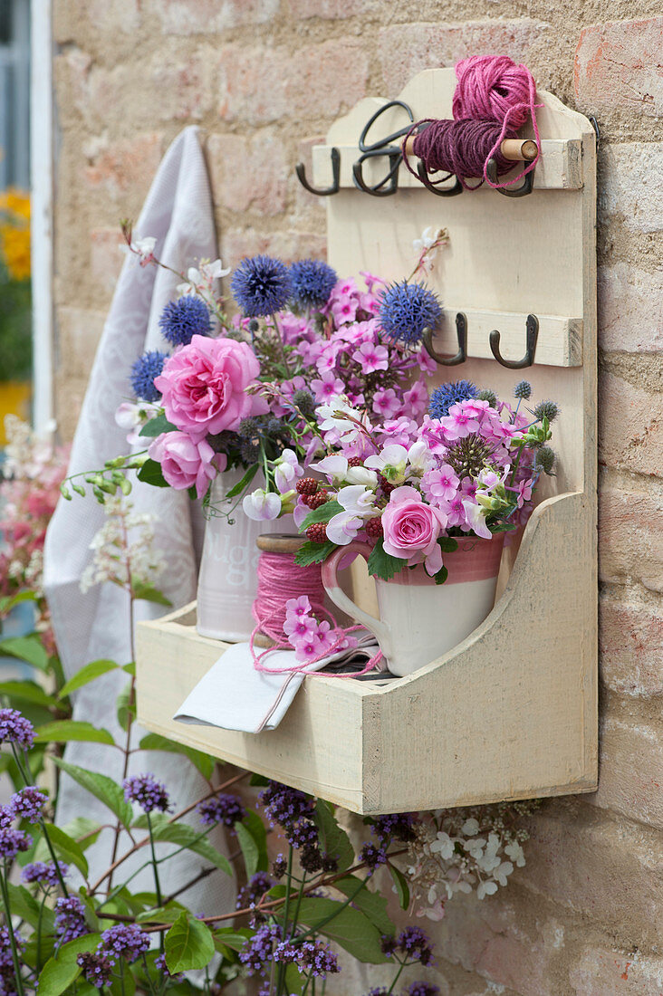 Wandhänger mit Sträußen aus Rosen, Flammenblume, Malven, Wicken und Kugeldistel