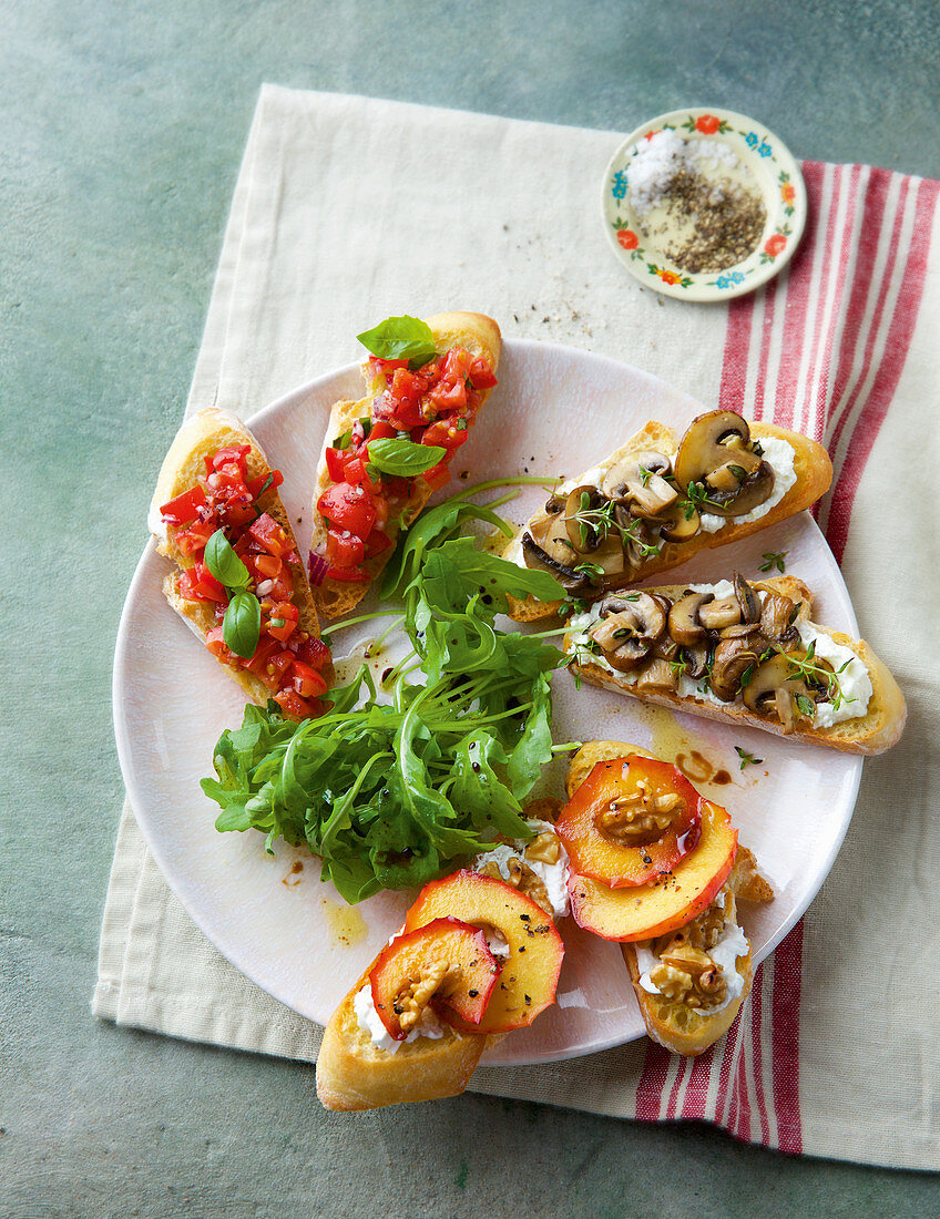 Dreierlei Bruschetta an Rucola