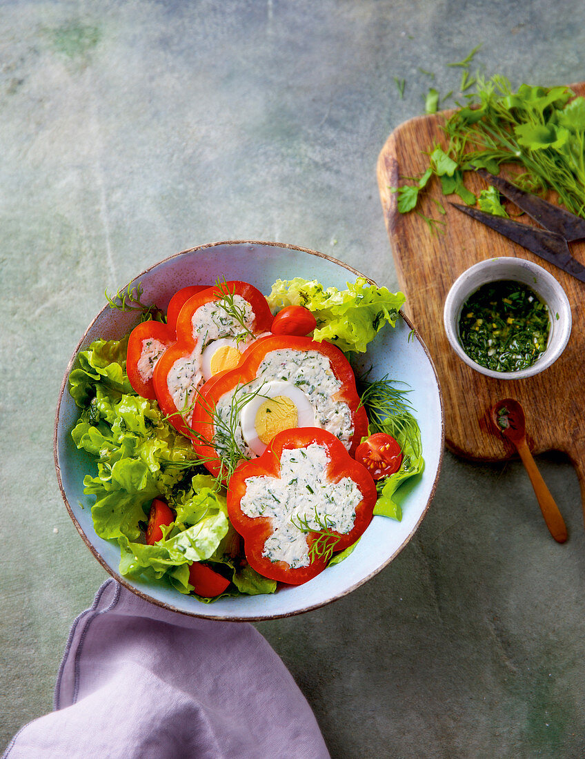 Gefüllte Paprikaschoten auf Salat mit Honig-Senf-Dressing