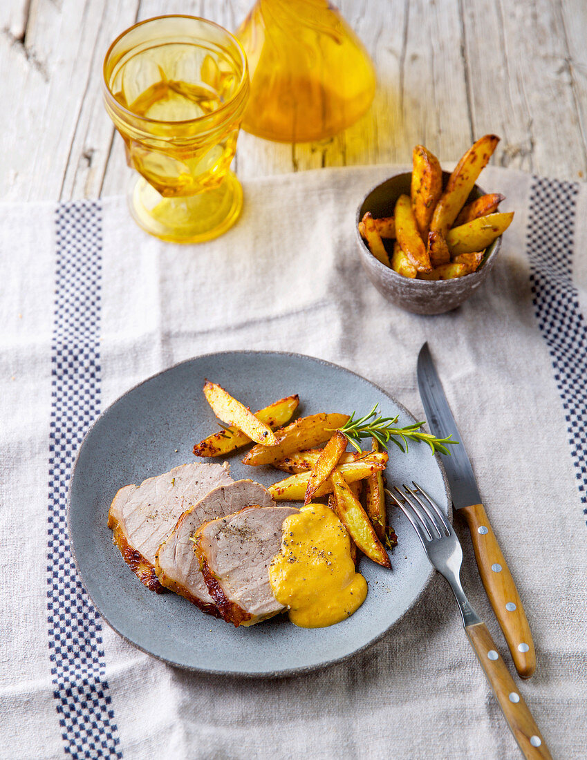 Kalbsbraten in Milch mit Rosmarinkartoffeln