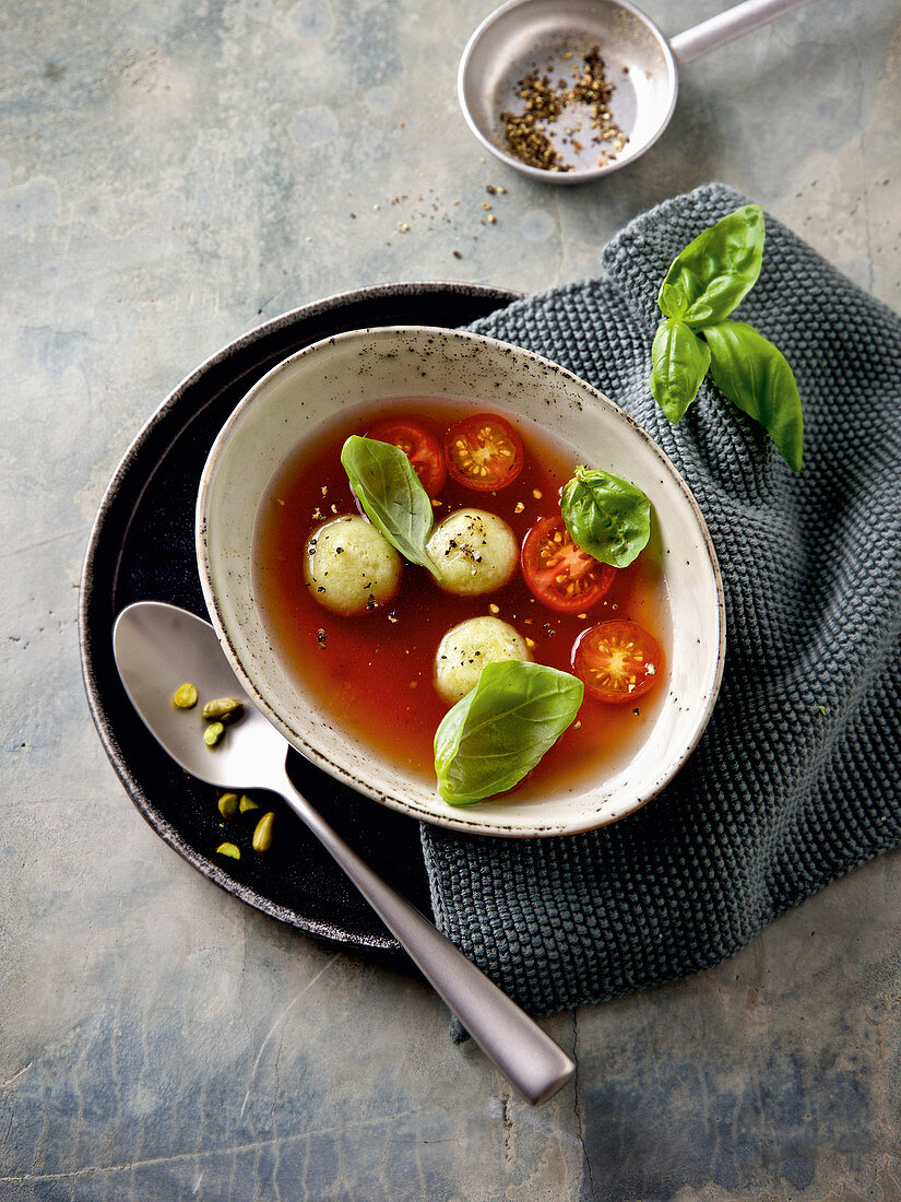 Klare Tomatenconsommé mit Pistazienklößchen