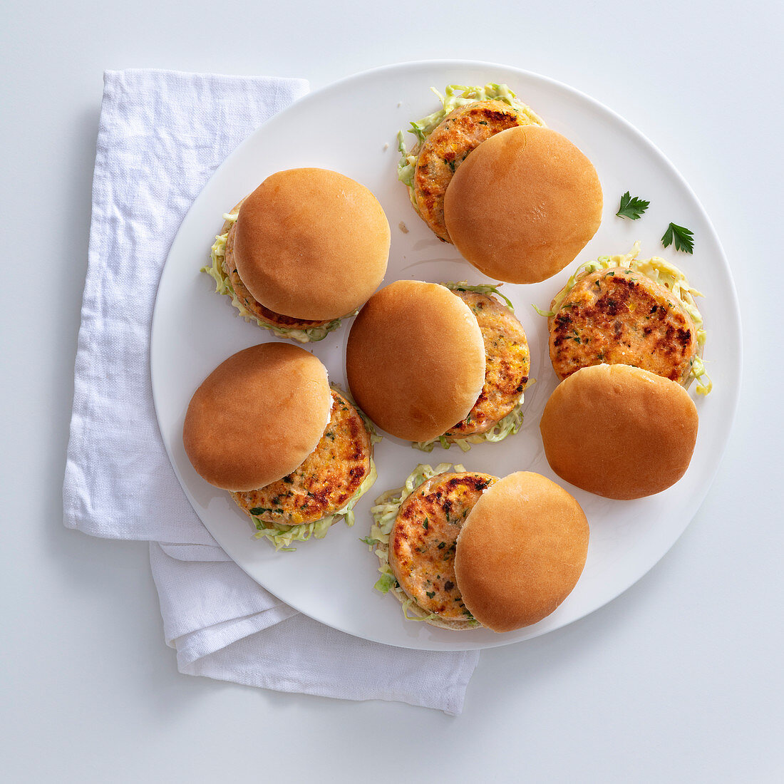 Kleine Fischburger mit Weisskohlsalat