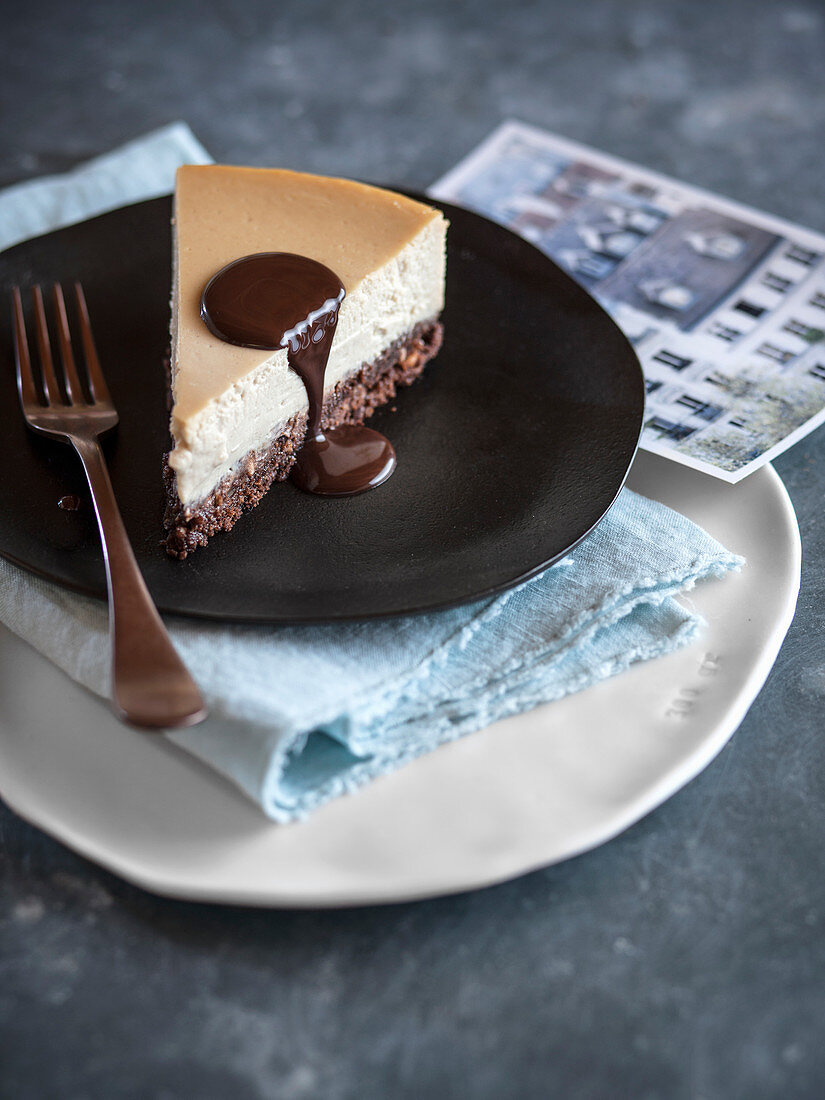 Cheesecake mit dunkler Schokoladensauce