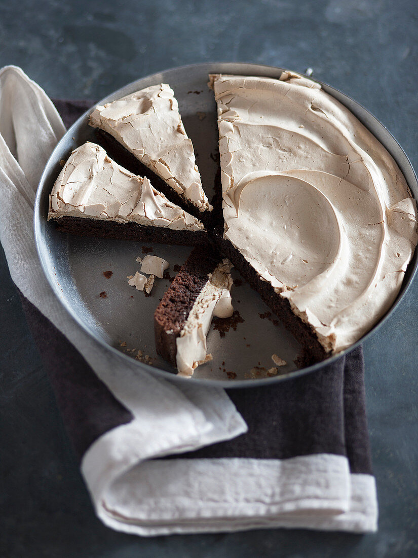 Schokoladenkuchen mit Kaffee-Baiser