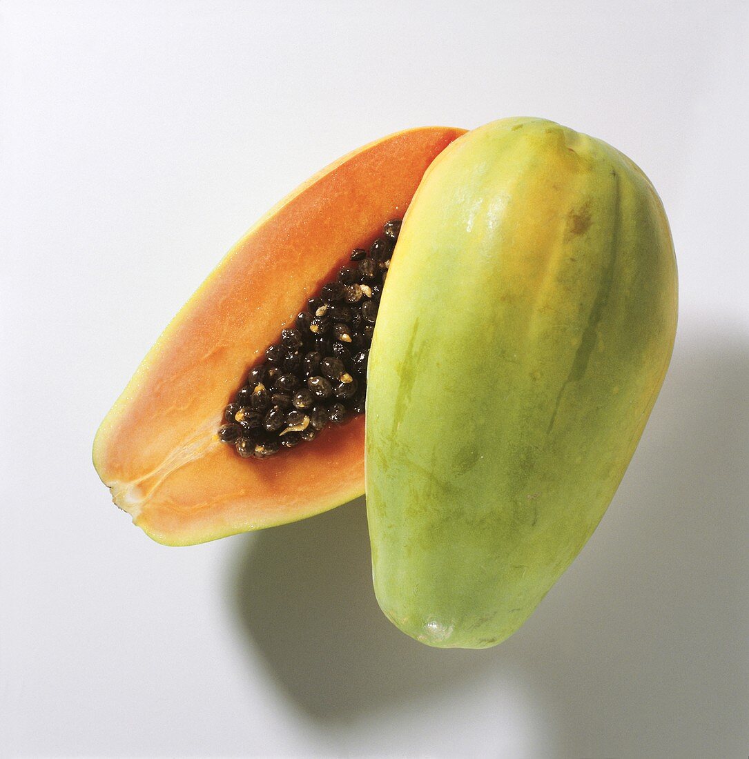 Eine Papaya, aufgeschnitten