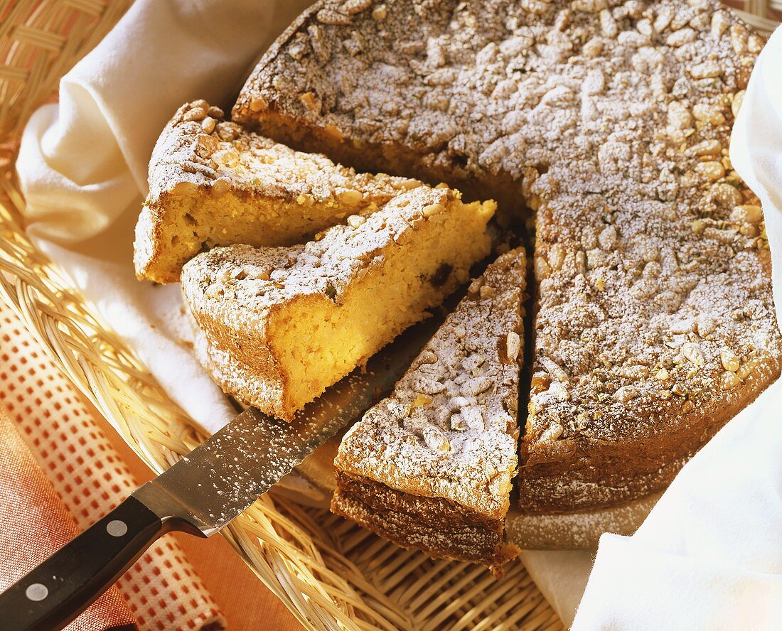 Pinienkernkuchen mit Safran & Rosinen