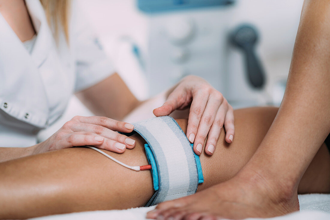 Placing TENS electrodes on knee