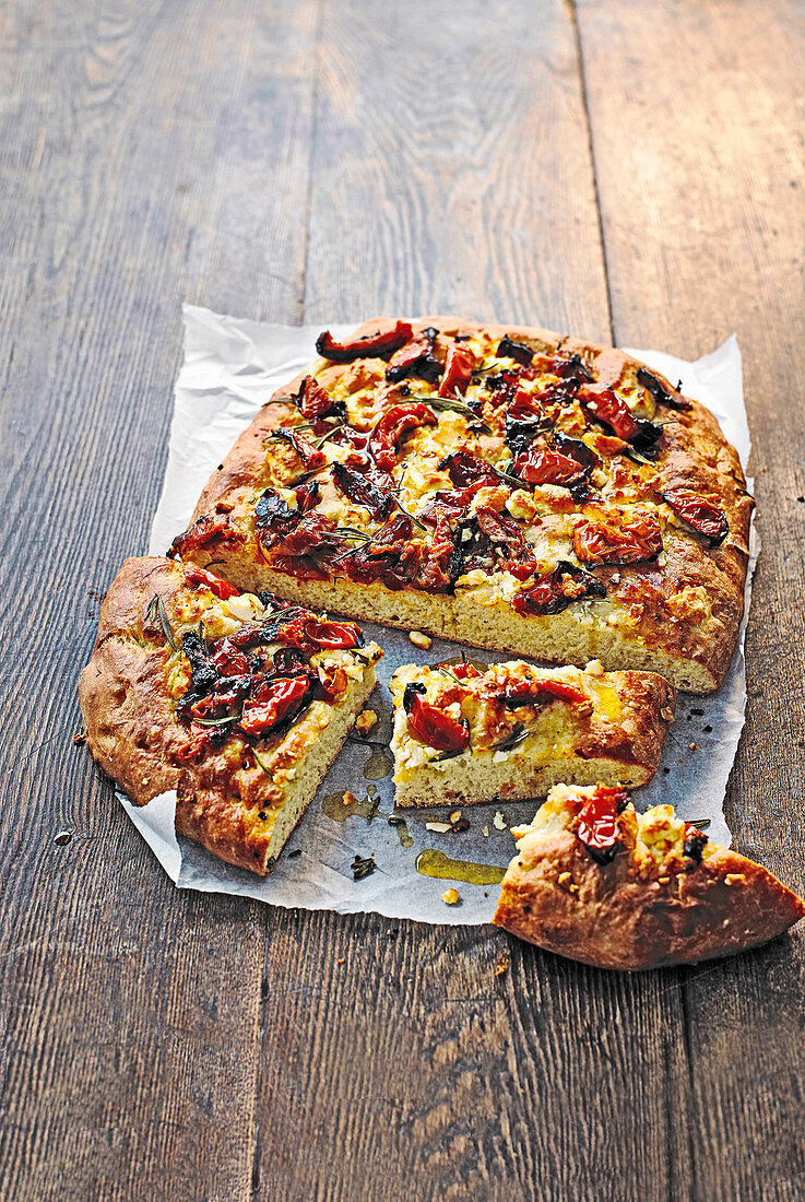 Ciabatta mit scharfen Chili-Tomaten, Feta und Rosmarin