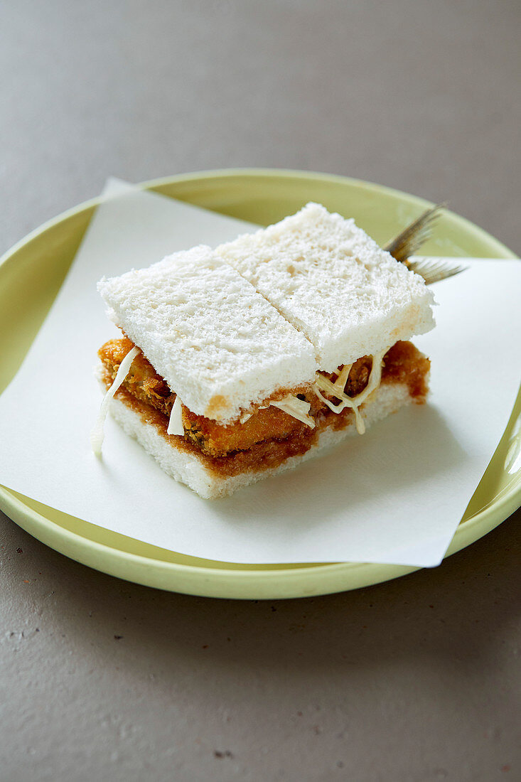 Katsu Sando Sandwich mit panierten Sardinen (Japan)