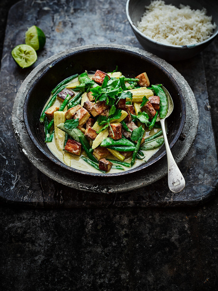 Grünes Tofucurry mit Maiskölbchen (Asien)