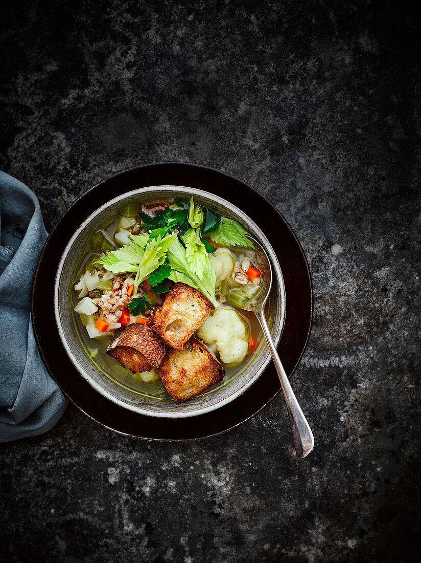 Vegetarische Dinkelbrühe mit Riesencroutons