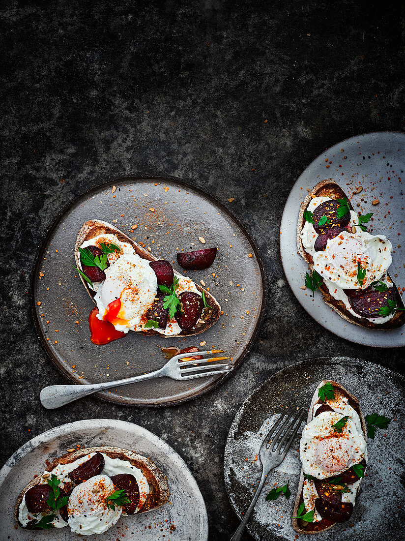 Toast mit Fetacreme, Rote Bete, pochiertem Ei und Dukkah