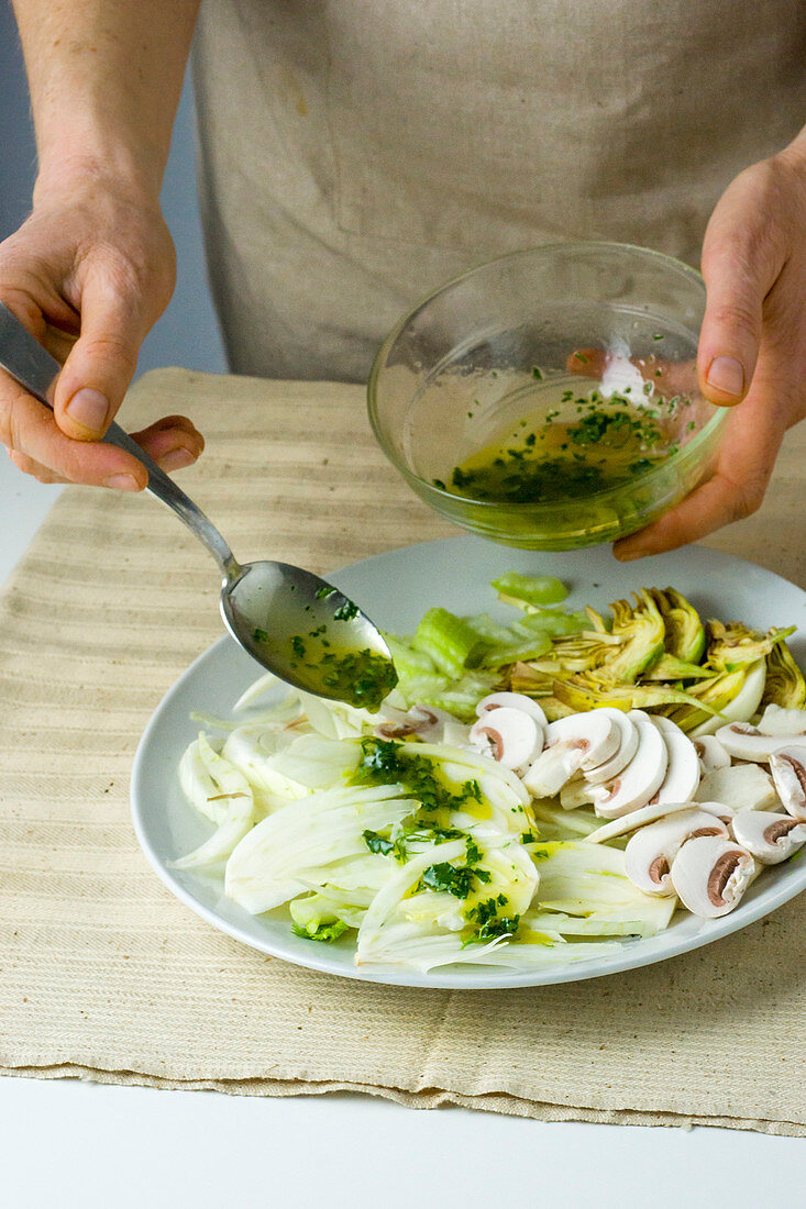 Pilzsalat mit Fenchel anmachen