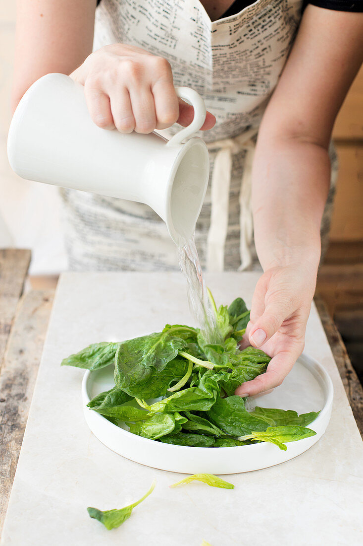 Washing fresh spinach