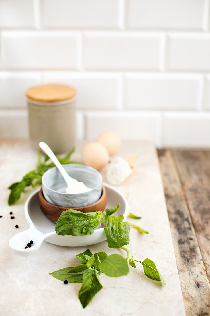 Ricotta, Basilikum, Eier und Mehl (Zutaten für Spinatpfannkuchen)