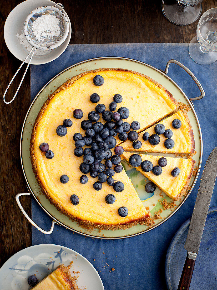 Käsekuchen mit Heidelbeeren, angeschnitten