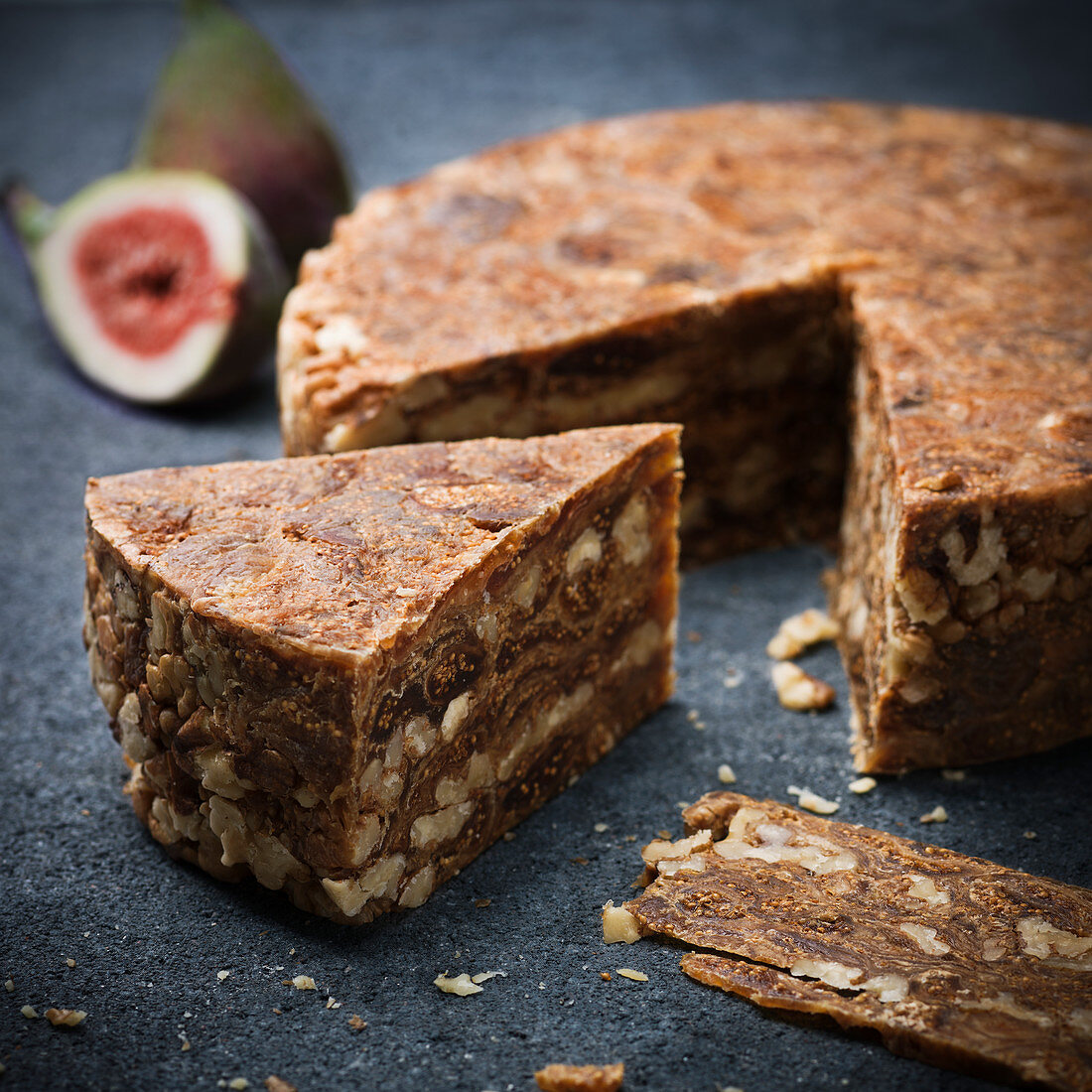 Früchtekuchen mit Feigen und Nüssen, angeschnitten