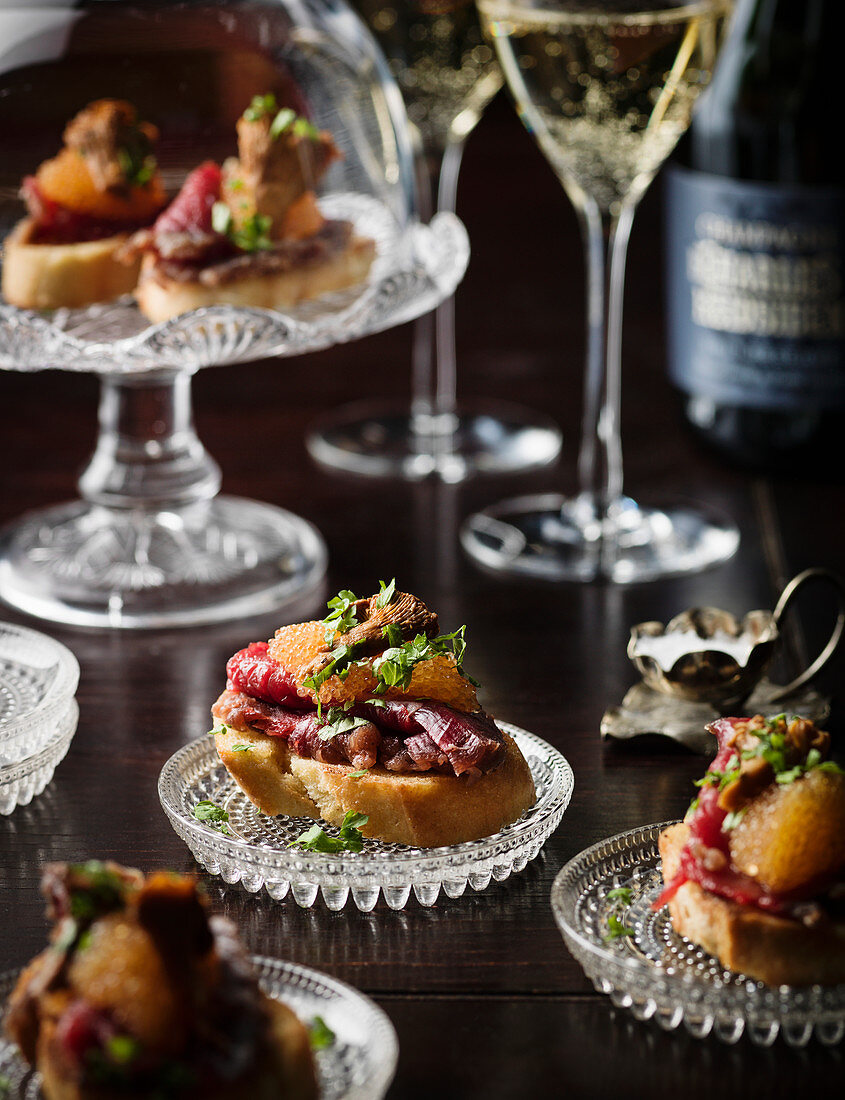 Bruschetta mit Rindfleisch und Kaviar