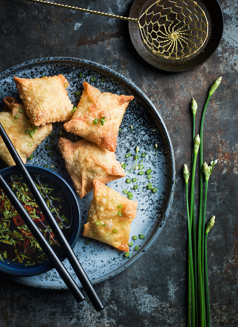 Frittierte Teigtäschchen mit Schnittknoblauch (China)