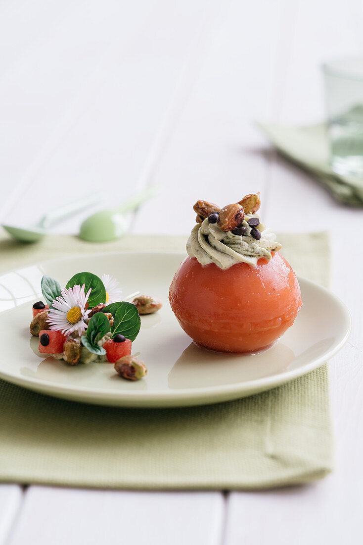 Wassermelonengelee mit Pistaziensahne und karamellisierten Pistazien