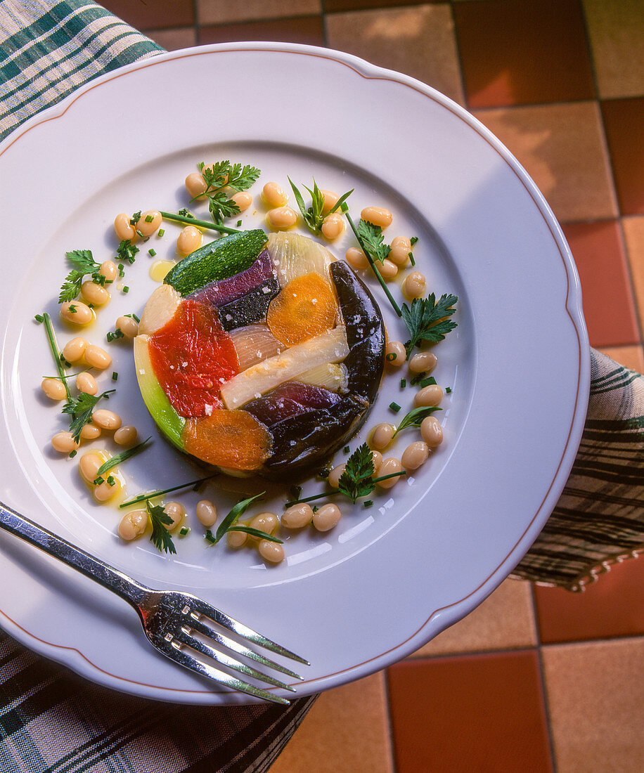 Gemüseterrine mit Bohnen und Petersilie