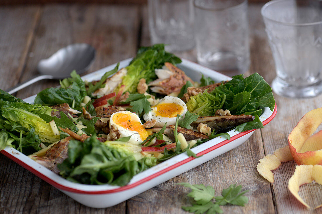 Blattsalat mit geräucherter Makrele, Apfel, Ei und Limettendressing