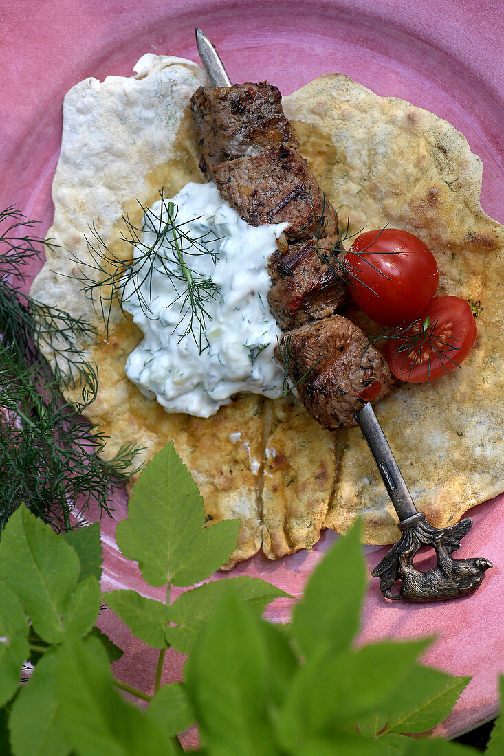 Lammspiess auf Fladenbrot mit Dilljoghurt