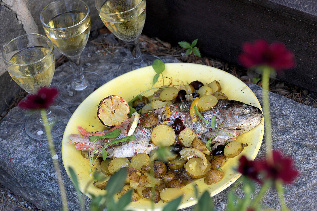 Gegrillte Bachschmerle mit Zitronen, Oliven und Salbeibutter