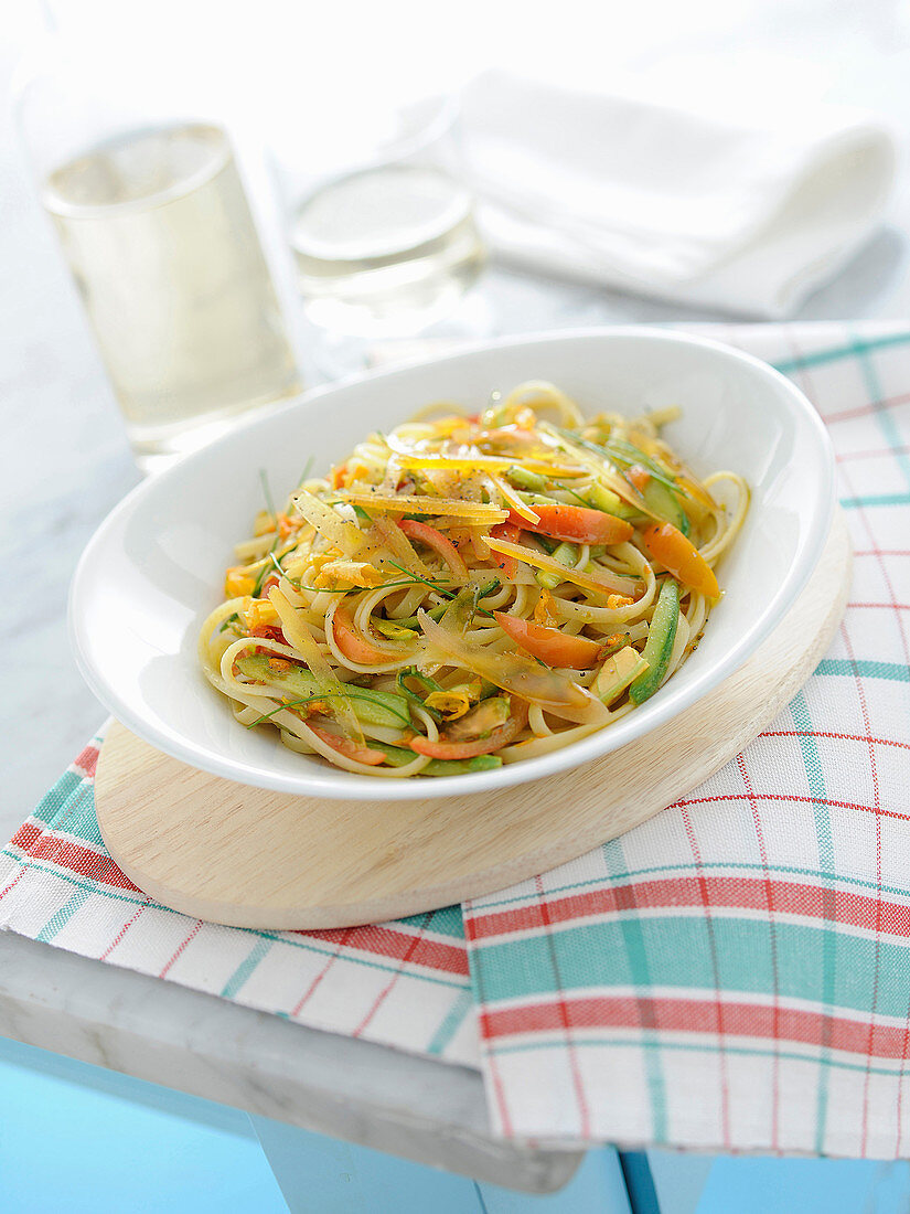 Linguine mit Gemüse und Zucchiniblüten