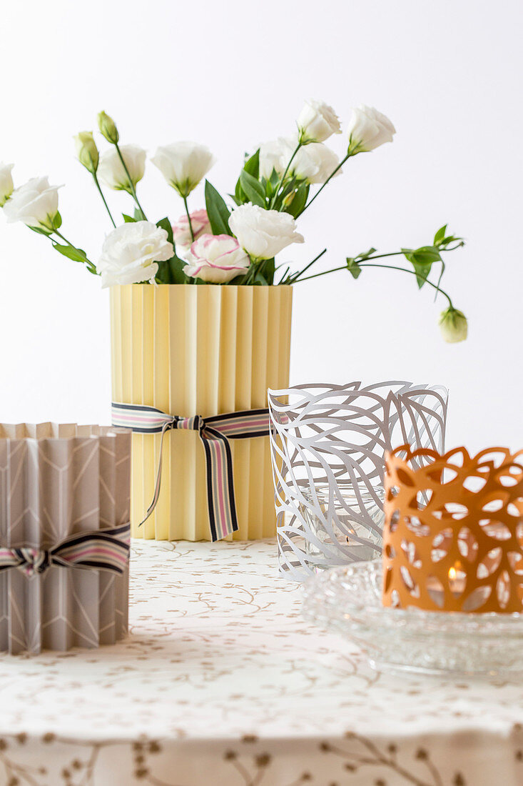 Dekorative Hüllen für Vase und Windlicht aus Papier