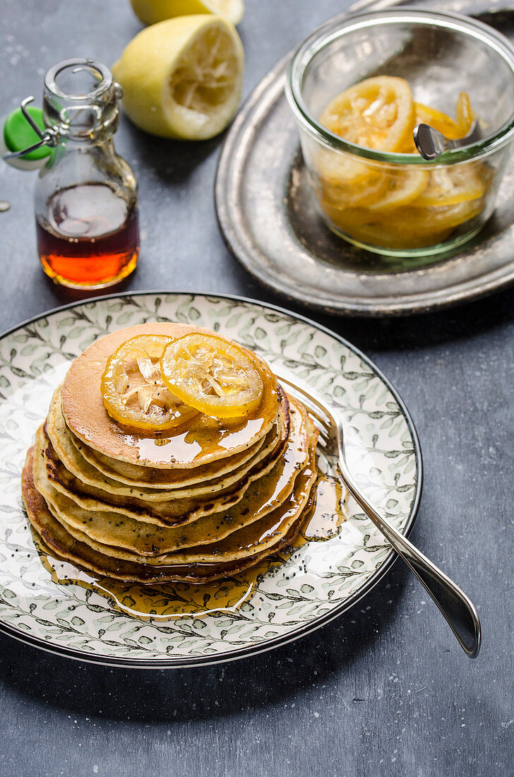 Pancakes mit Mohn, kandierten Zitronen und Ahornsirup