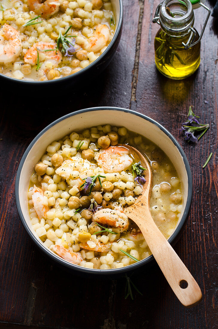 Pasta-Kichererbsen-Suppe mit Garnelen