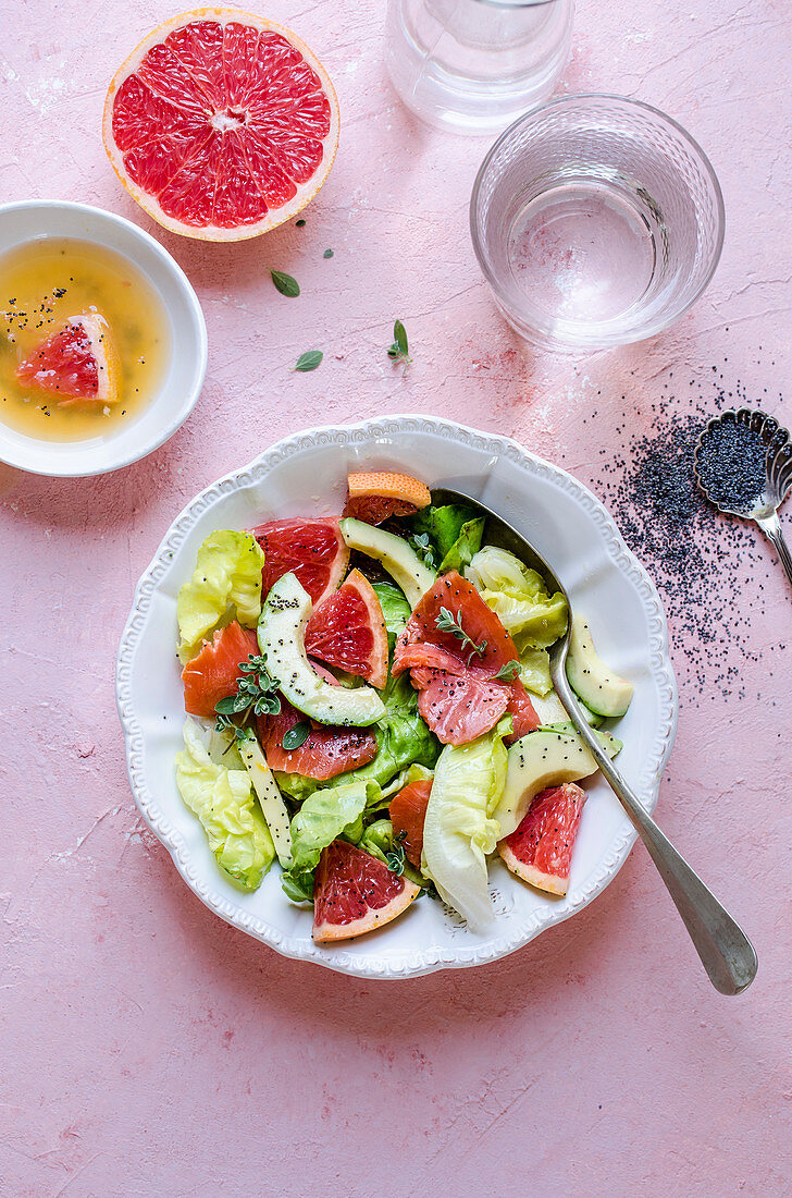 Lachs-Grapefruit-Salat mit Orangen-Mohn-Dressing