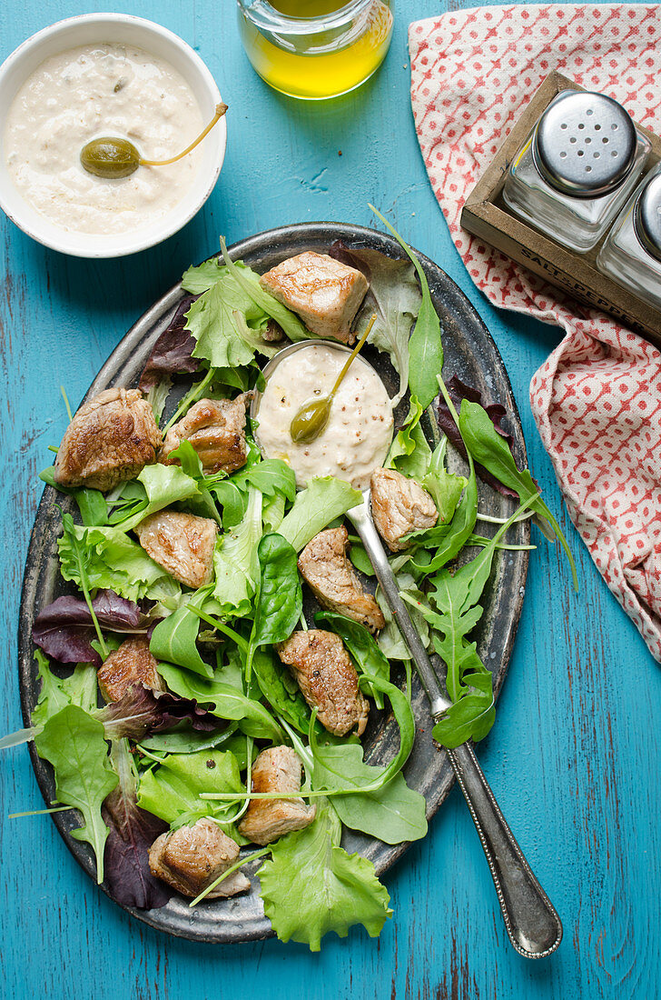 Kalbfleisch mit Thunfischsauce und Salat