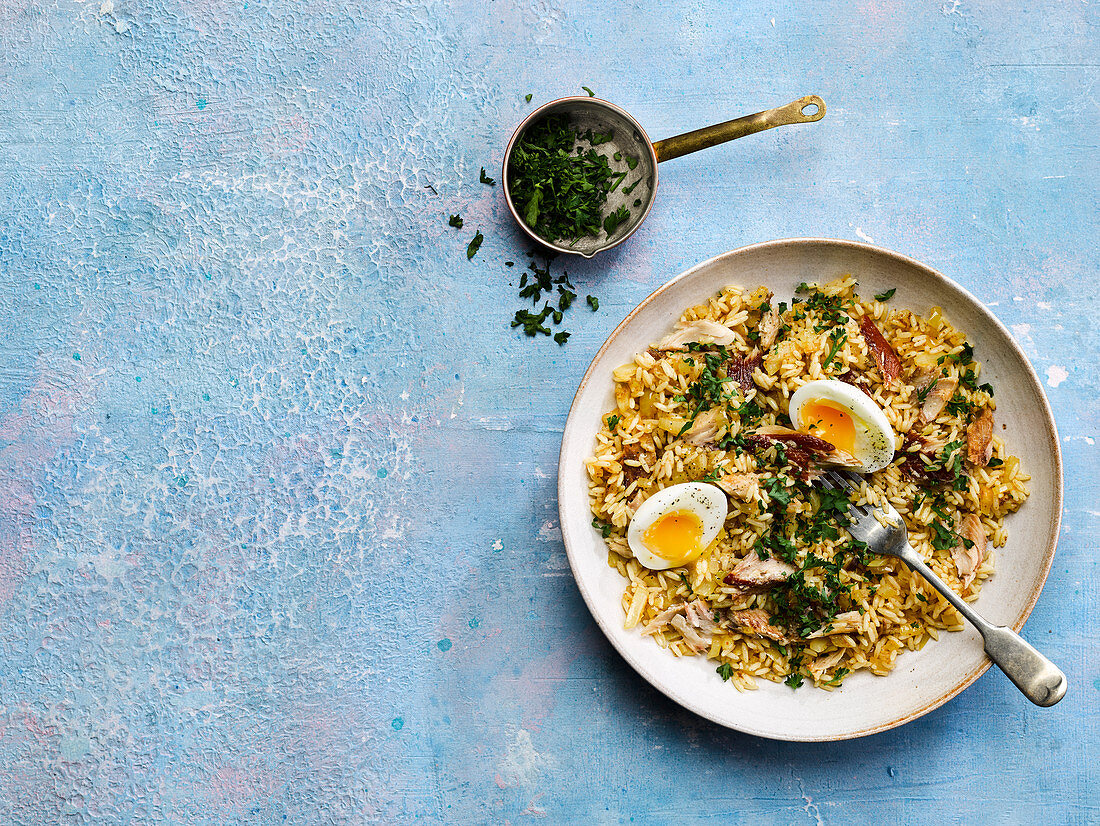 Kedgeree mit Kipper und hartgekochtem Ei