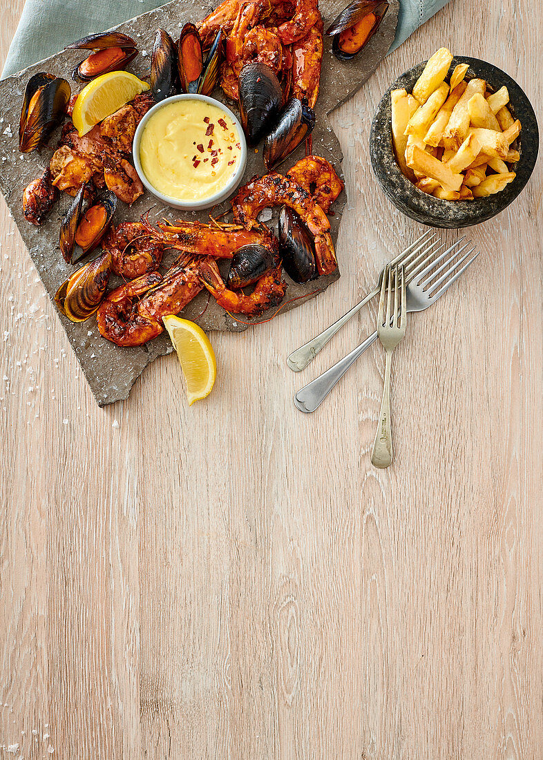 Chargrilled seafood platter with chips and aïoli