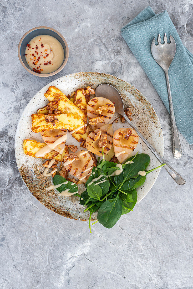 Salat mit Birne, Halloumi, Spinat und karamellisierten Walnüssen