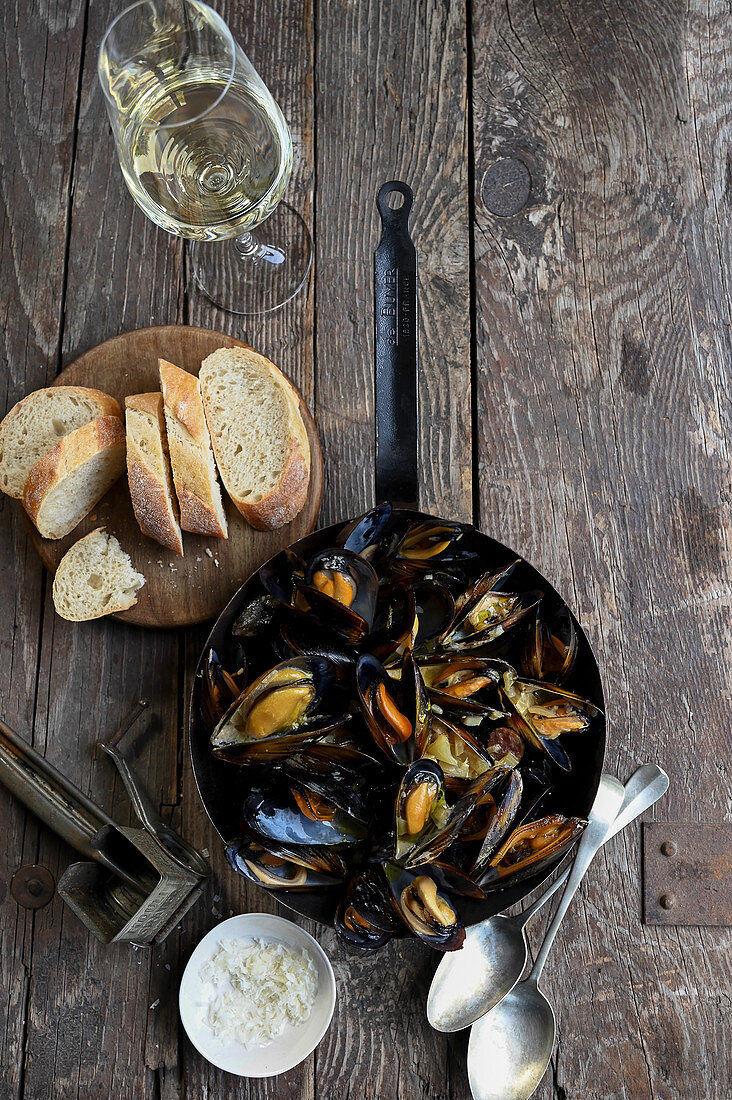 Miesmuscheln mit Parmesan, Fenchel und Salsiccia